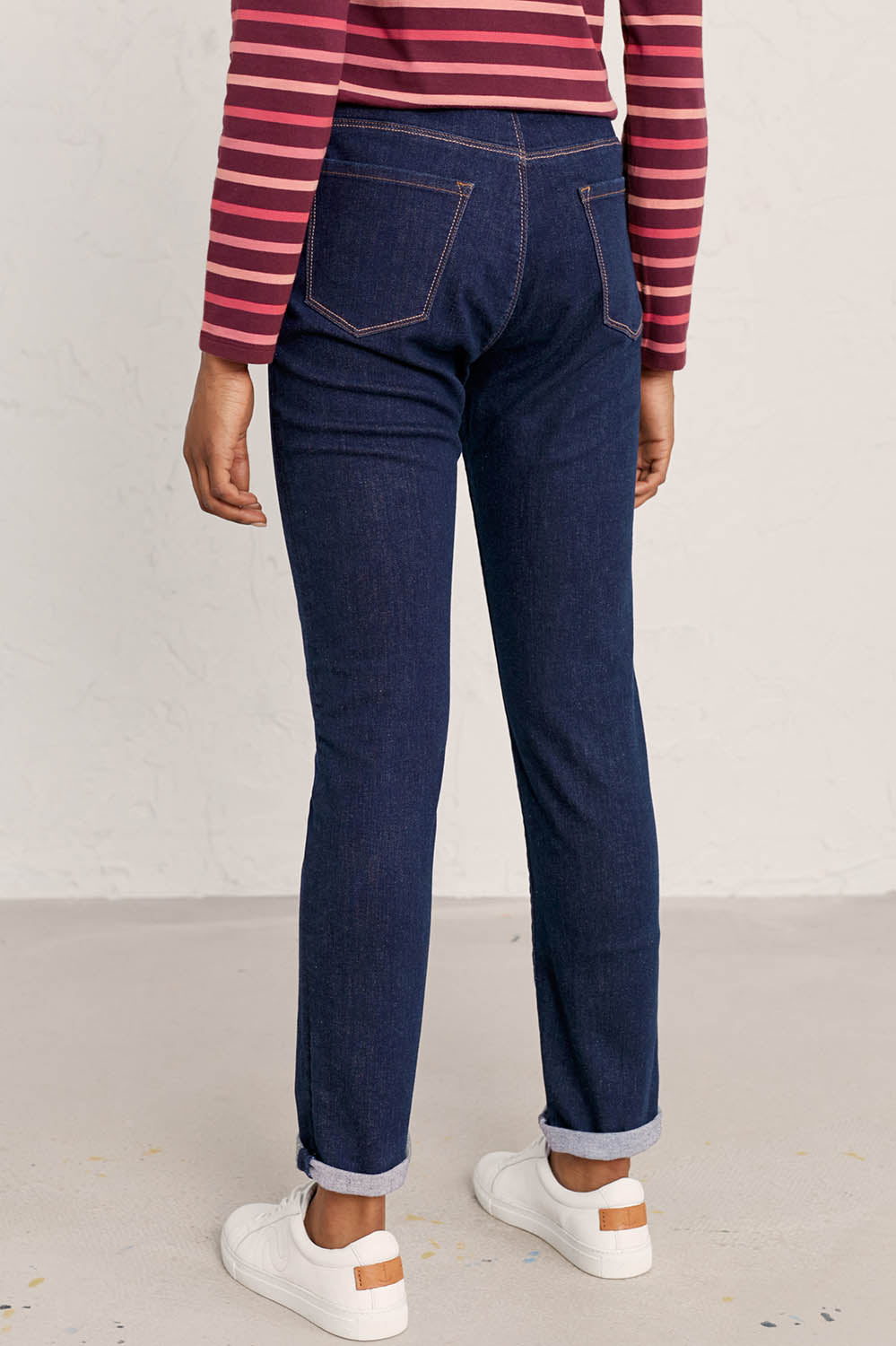 A model wearing the Lamledra Jeans in colour Dindigow (Blue), from the back