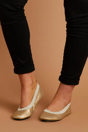 A model wearing size S of the Fold Up Flats in colour Golden (Metallics), from the front, showing the whole outfit