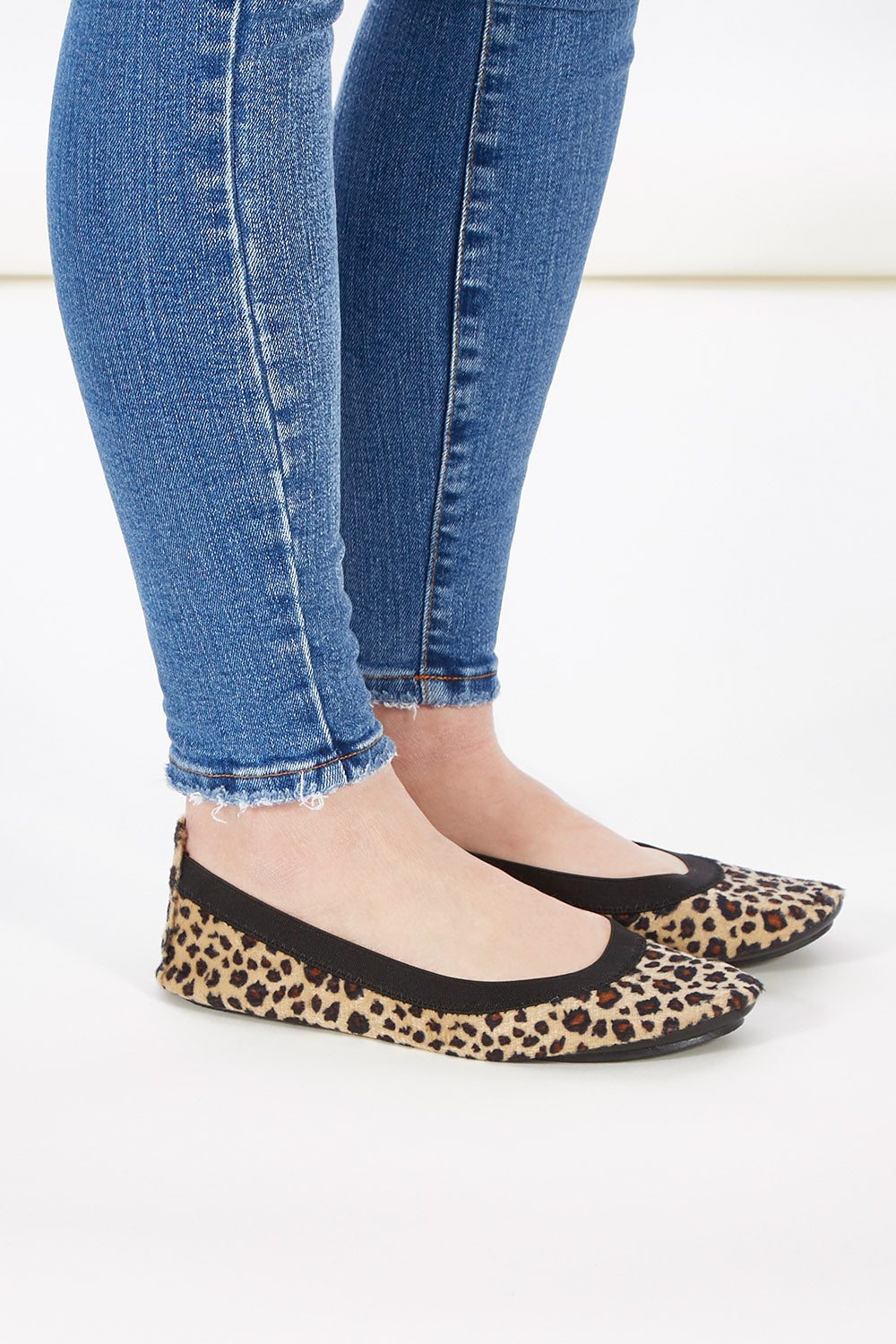 A model wearing size S of the Fold Up Flats in colour Leopard (Black), from the front, showing the whole outfit