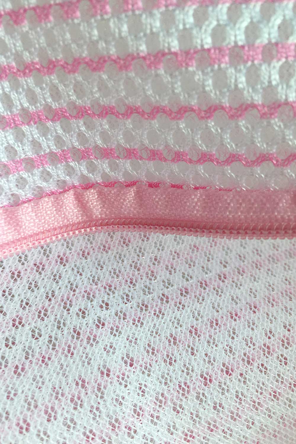 Product shot of the Lingerie Wash Bag in colour Pink (Pink), detail
