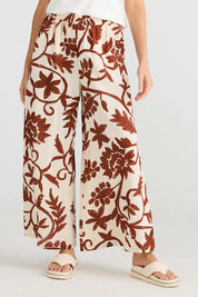A model wearing the Positano Pant in colour Cubanbloom, from the front, cropped image