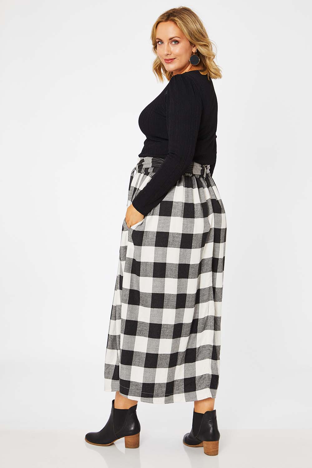 Model Jess wearing size L of the Natalia Skirt in colour Blkwhite (Black), from the back