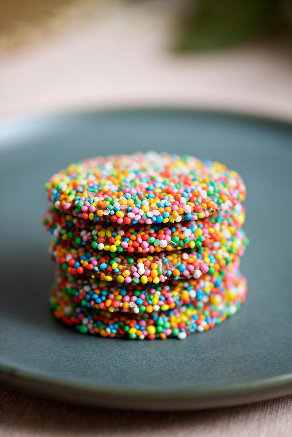 A model wearing the 120G Milk Chocolate Big Speckles in colour Speckles, from the front, showing the whole outfit