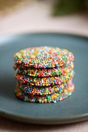 A model wearing the 120G Milk Chocolate Big Speckles in colour Speckles, from the front, showing the whole outfit