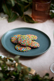 A model wearing the 120G Milk Chocolate Big Speckles in colour Speckles, from the front, showing the whole outfit