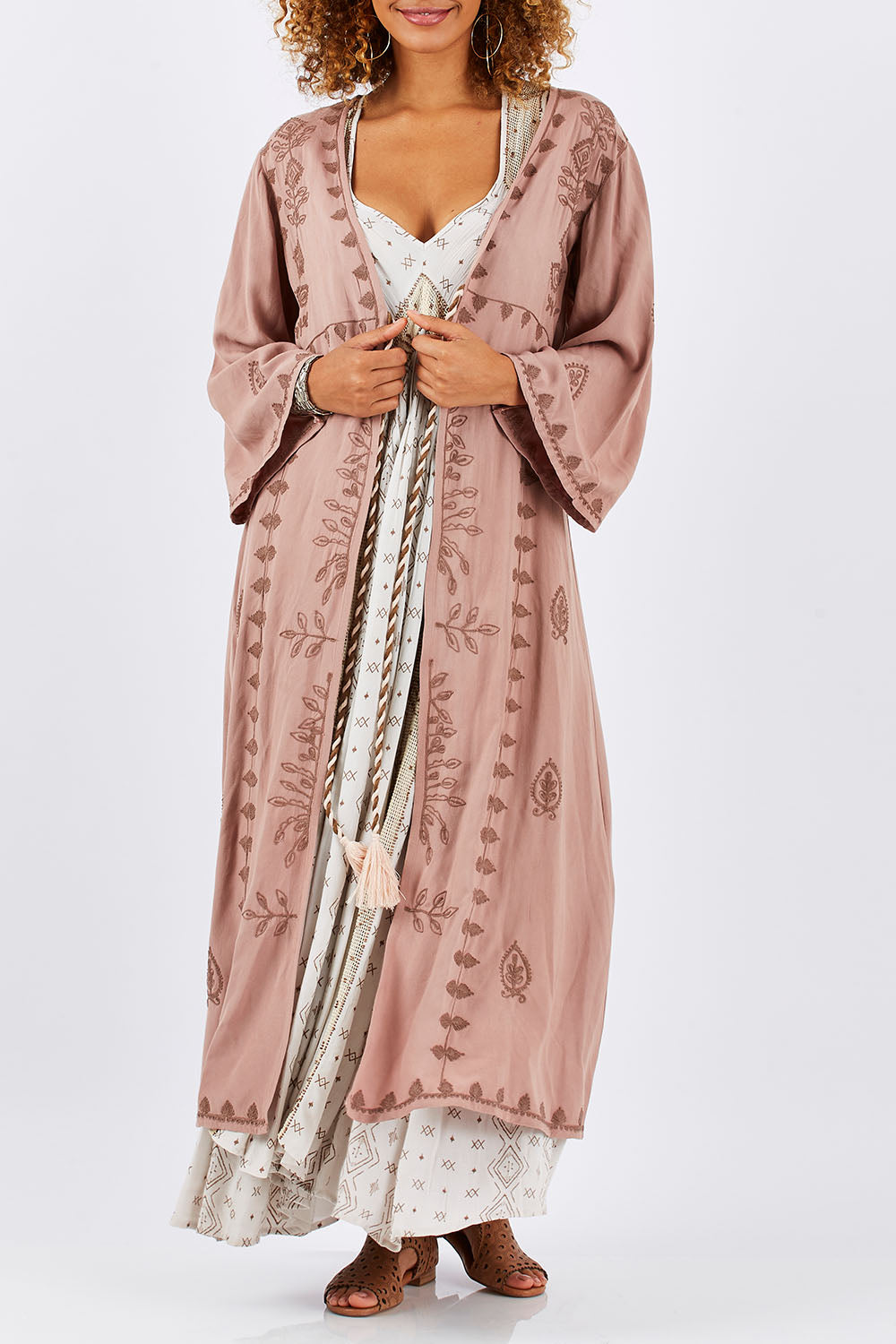 Model Summer wearing size OneSize of the Lorenzo Cape in colour RoseSmoke (Pink), from the front, cropped image