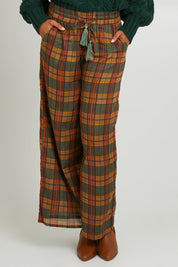 Model Olivia wearing size S of the Freedom Pant in colour Highlands, from the front, cropped image