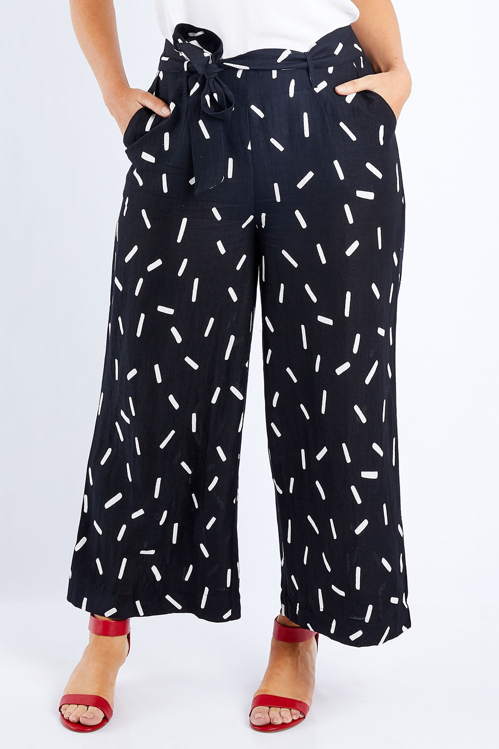 Model Laura wearing size 14 of the Leianna 3/4 Pants in colour Sprinkles (Black), from the front, cropped image