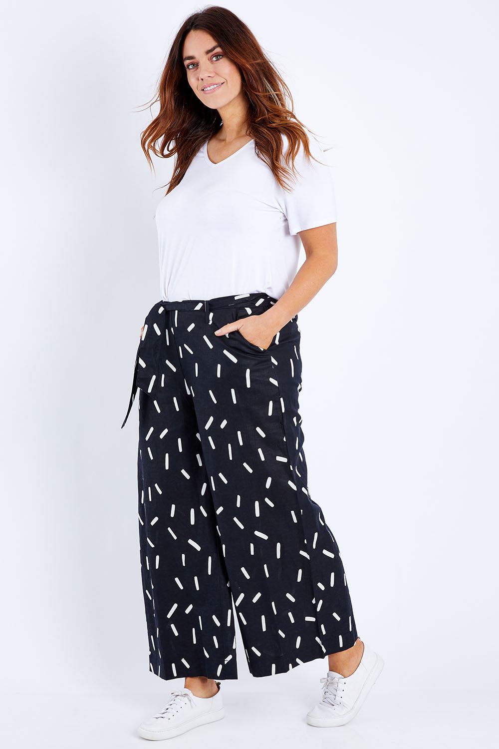 Model Laura wearing size 14 of the Leianna 3/4 Pants in colour Sprinkles (Black), from the front, showing the whole outfit
