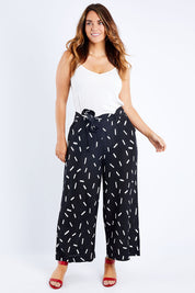 Model Laura wearing size 14 of the Leianna 3/4 Pants in colour Sprinkles (Black), from the front, showing the whole outfit
