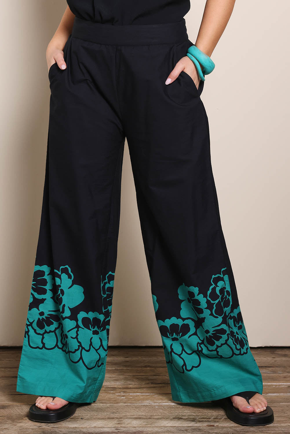 Model Georgiel wearing size 10 of the Stella Cotton Pant – Pansies in colour Pansies, in a cropped view