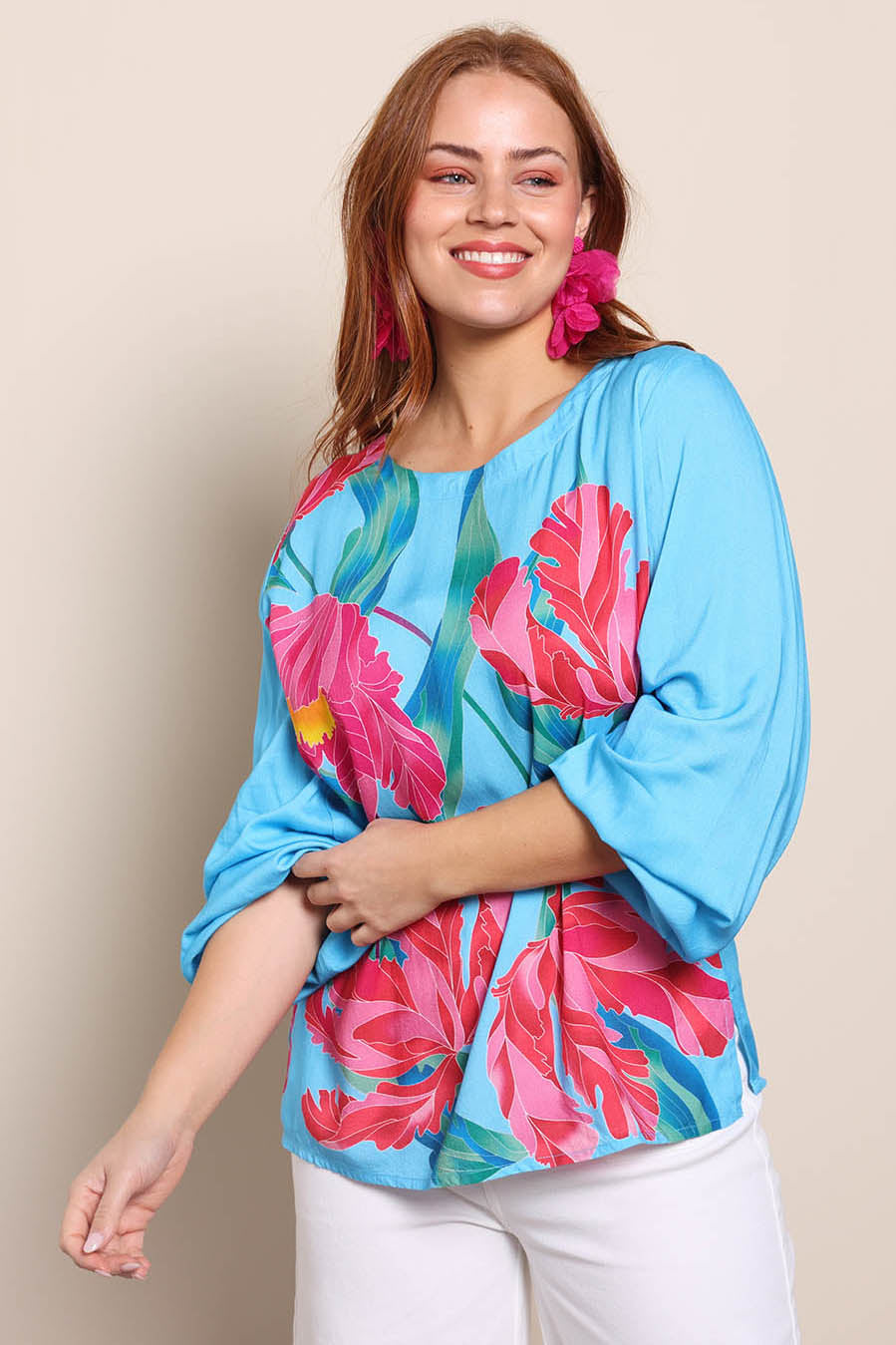 Model Georgiel wearing size 10 of the Harriet Blouse – Meadow in colour Meadow, in a cropped view