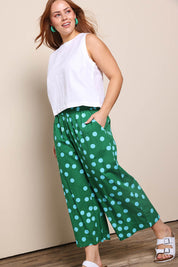 Model Georgiel wearing size 10 of the Leela Cotton Cropped Pant – Greenspot in colour Greenspot, from the front