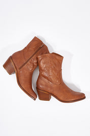 A model wearing size 6 of the Gibson Ankle Boot in colour Tan, from the front, showing the whole outfit