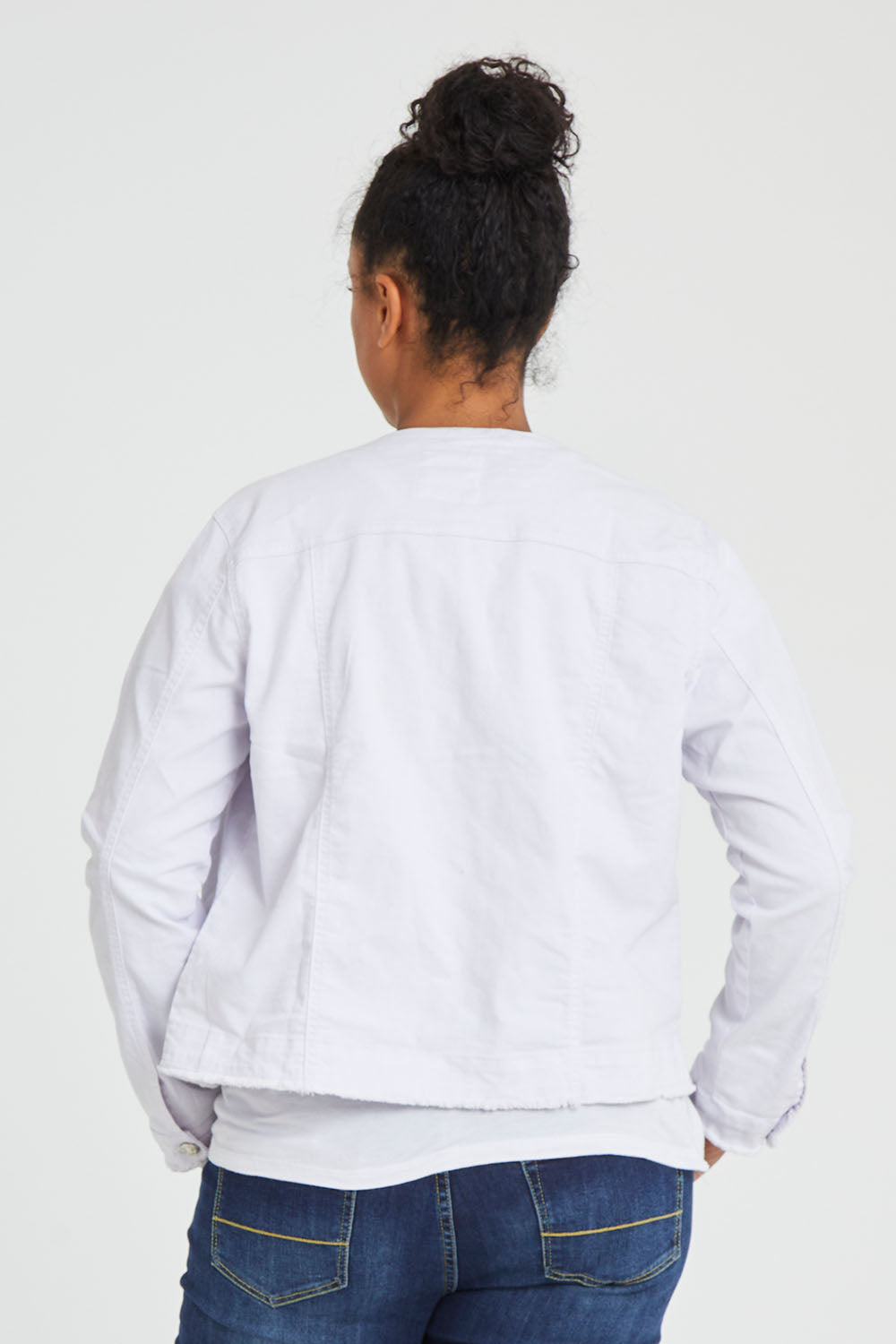 Model Noli wearing size L of the Collarless Jacket in colour White (White), from the back