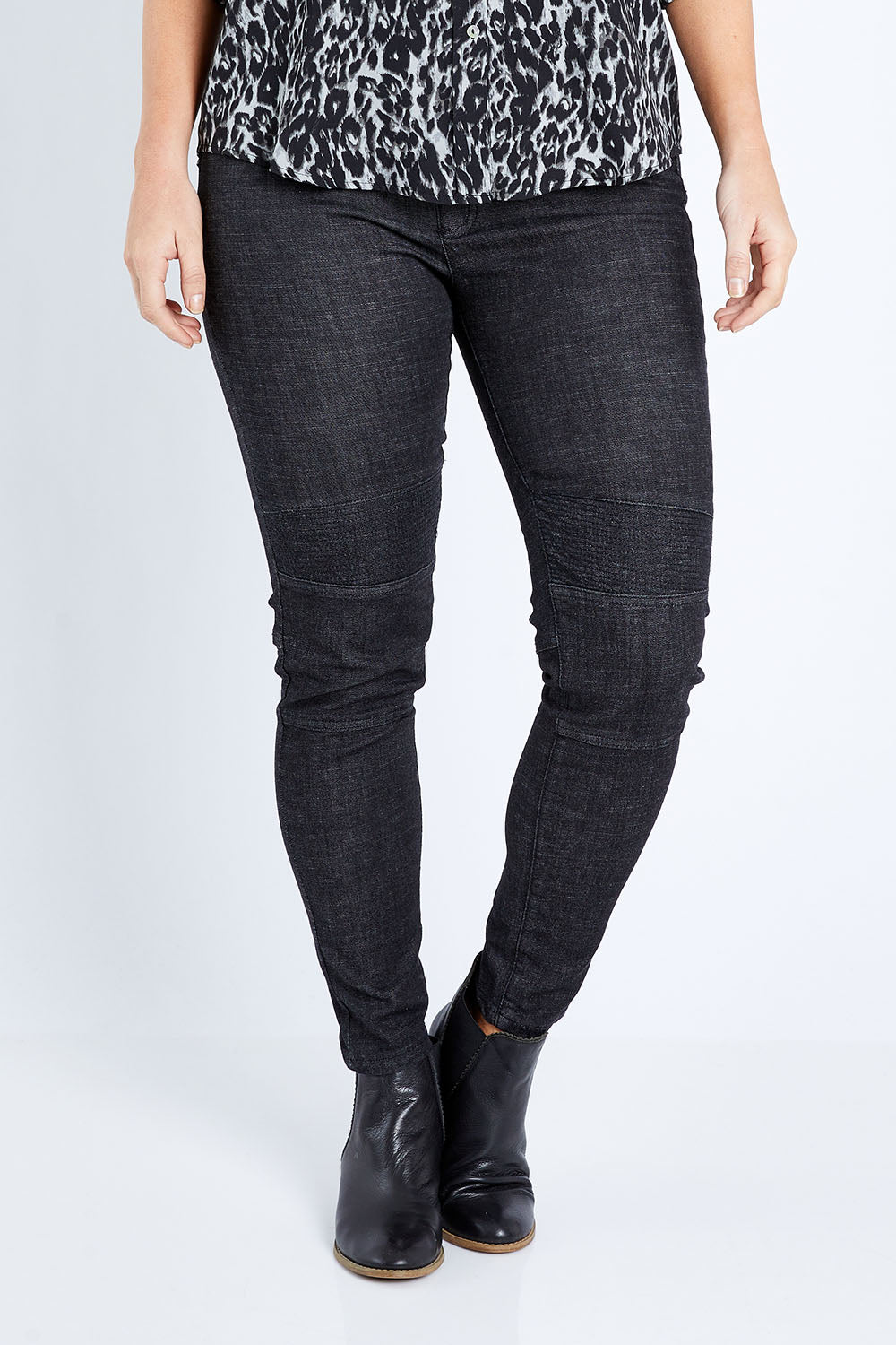 Model Laura wearing size M of the Battered Pull On Jean in colour Black (Black), from the front, cropped image