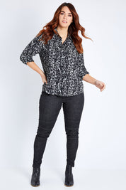 Model Laura wearing size M of the Battered Pull On Jean in colour Black (Black), from the front, showing the whole outfit