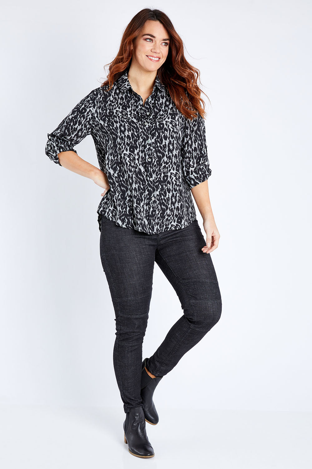 Model Laura wearing size M of the Battered Pull On Jean in colour Black (Black), from the front, showing the whole outfit