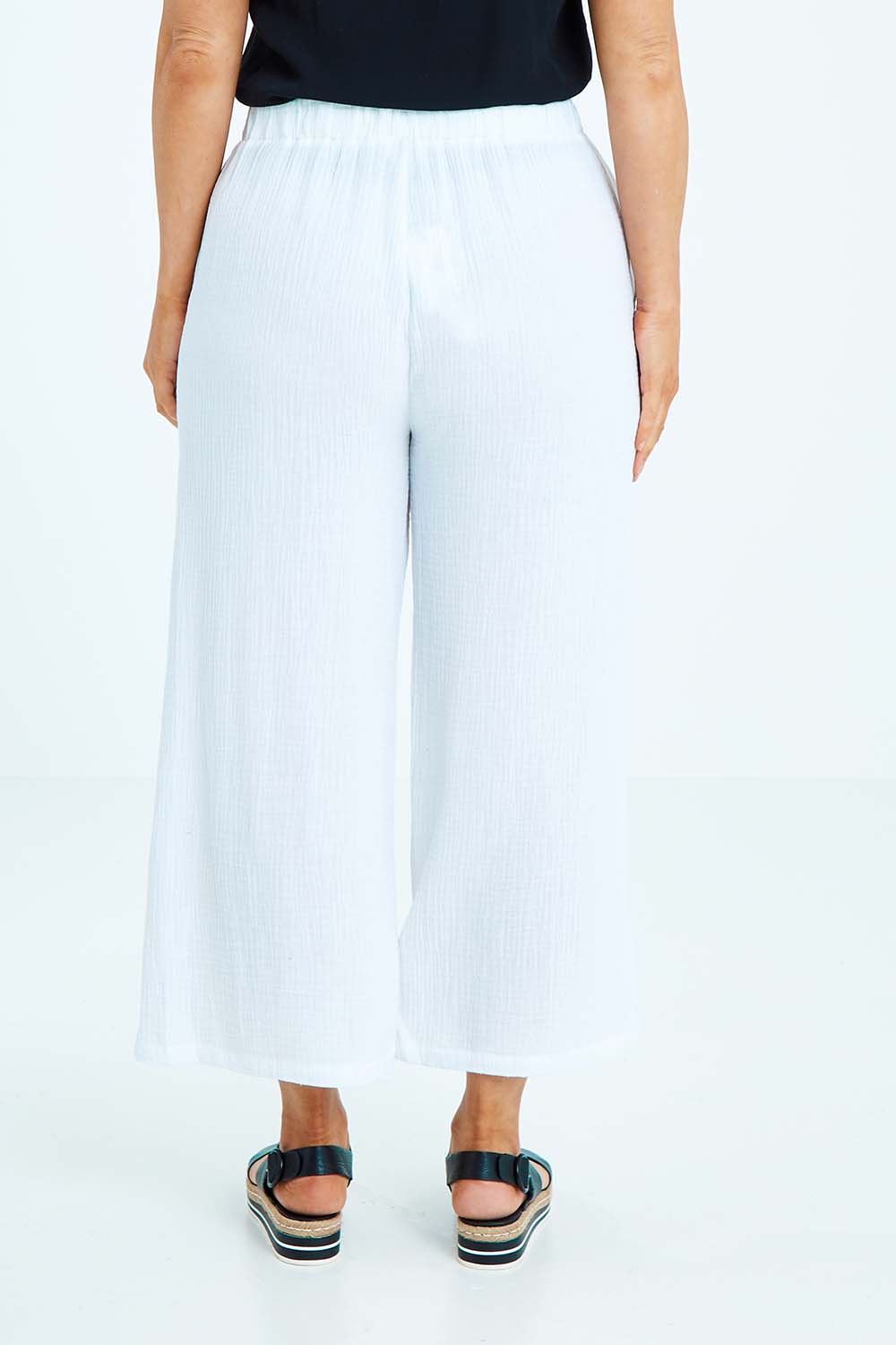 Model Laura wearing size L of the Cotton Pant in colour White (White), from the back
