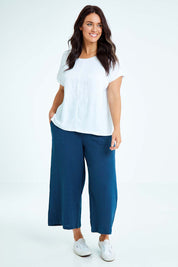 Model Laura wearing size L of the Star Print Top in colour White (White), from the front, showing the whole outfit