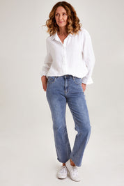 Model Emma wearing size S of the Vicki Mom Jean in colour Denim (Blue), from the front, showing the whole outfit
