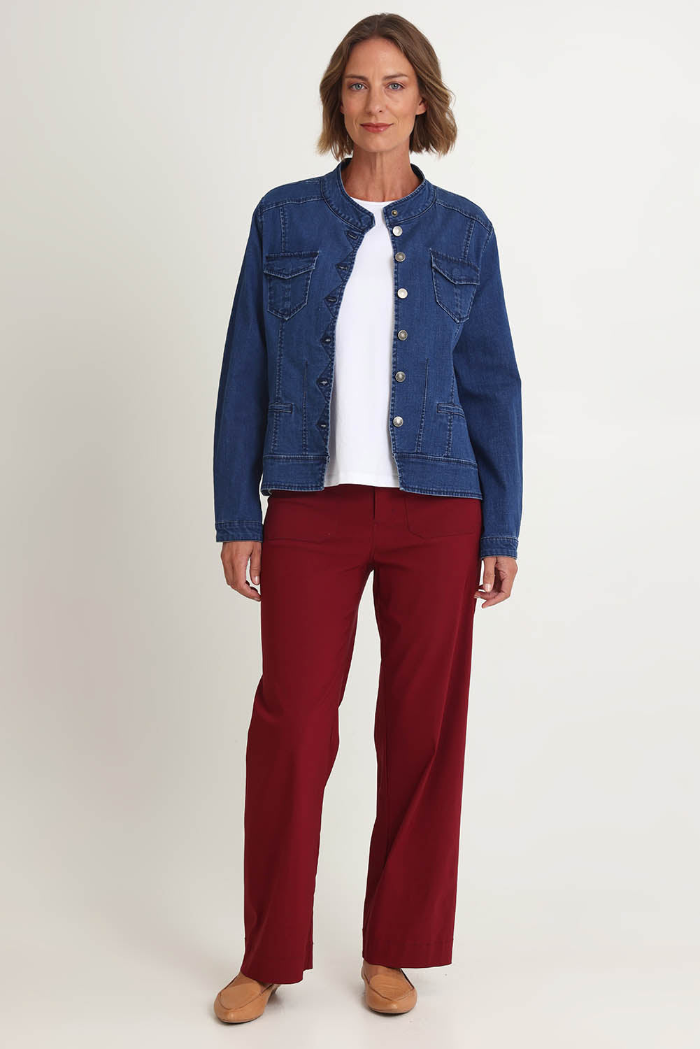 Model Riina wearing size S of the Maggie Denim Jacket in colour Darkdenim (Blue), from the front, showing the whole outfit