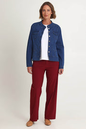 Model Riina wearing size S of the Maggie Denim Jacket in colour Darkdenim (Blue), from the front, showing the whole outfit