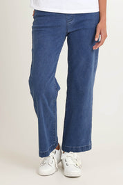 Model Riina wearing size S of the Maddy Wide Leg Jean in colour Denim (Blue), from the front, cropped image