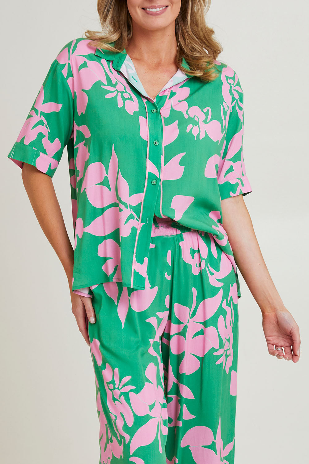 Model Grace wearing size S of the Spring Shirt in colour Emerald (Green), from the front, cropped image