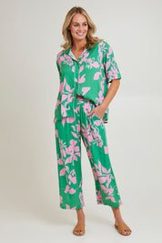 Model Grace wearing size S of the Spring Shirt in colour Emerald (Green), from the front, showing the whole outfit