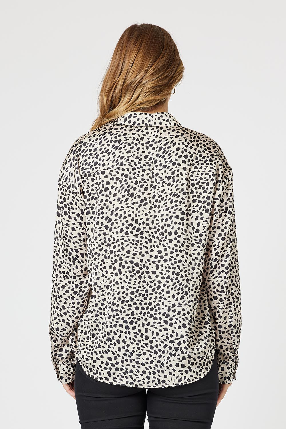 A model wearing the Pebble Shirt in colour Naturalblk (Black), from the back
