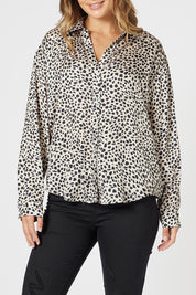 A model wearing the Pebble Shirt in colour Naturalblk (Black), from the front, cropped image