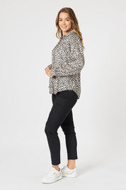 A model wearing the Pebble Shirt in colour Naturalblk (Black), from the front, showing the whole outfit