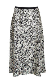 Product shot of the Pebble Skirt in colour Naturalblk (Black), from the front