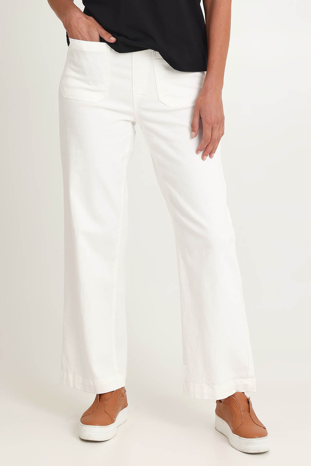 Model Riina wearing size S of the Carpenter Wide Leg Jean in colour Ivory, from the front, cropped image