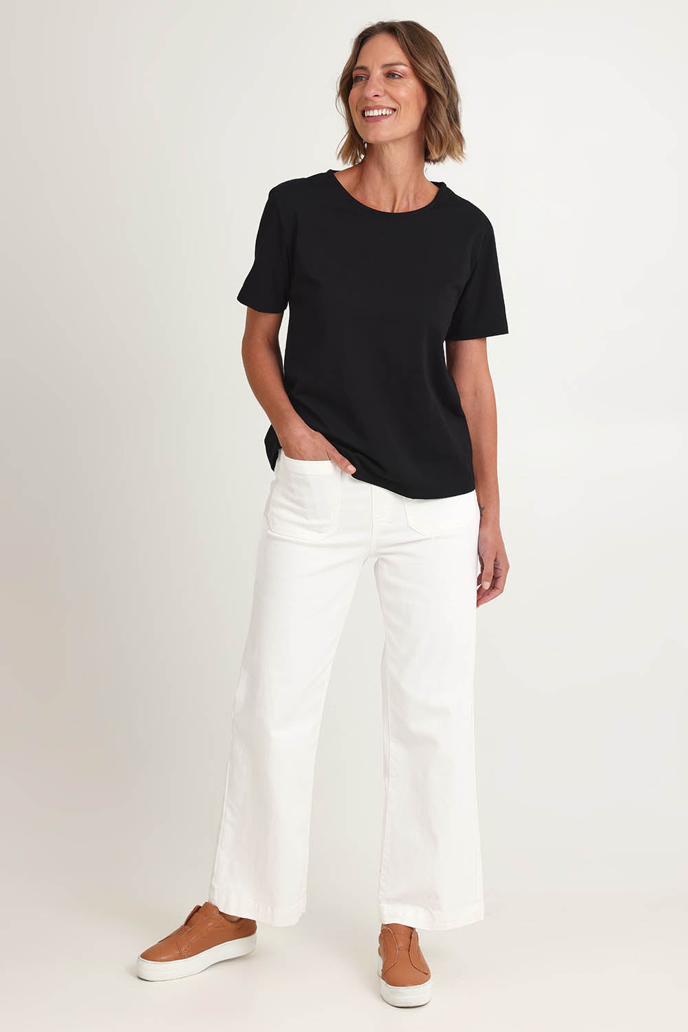 Model Riina wearing size S of the Carpenter Wide Leg Jean in colour Ivory, from the front, showing the whole outfit