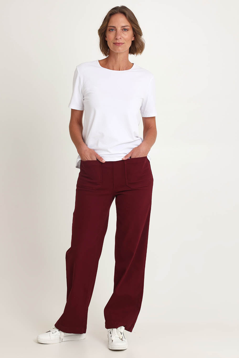 Model Riina wearing size S of the Carpenter Wide Leg Jean in colour Shiraz (Red), from the front, showing the whole outfit