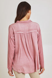 Model Madeline wearing size S of the Paige Garment Washed Shirt in colour Washpink (Pink), from the back