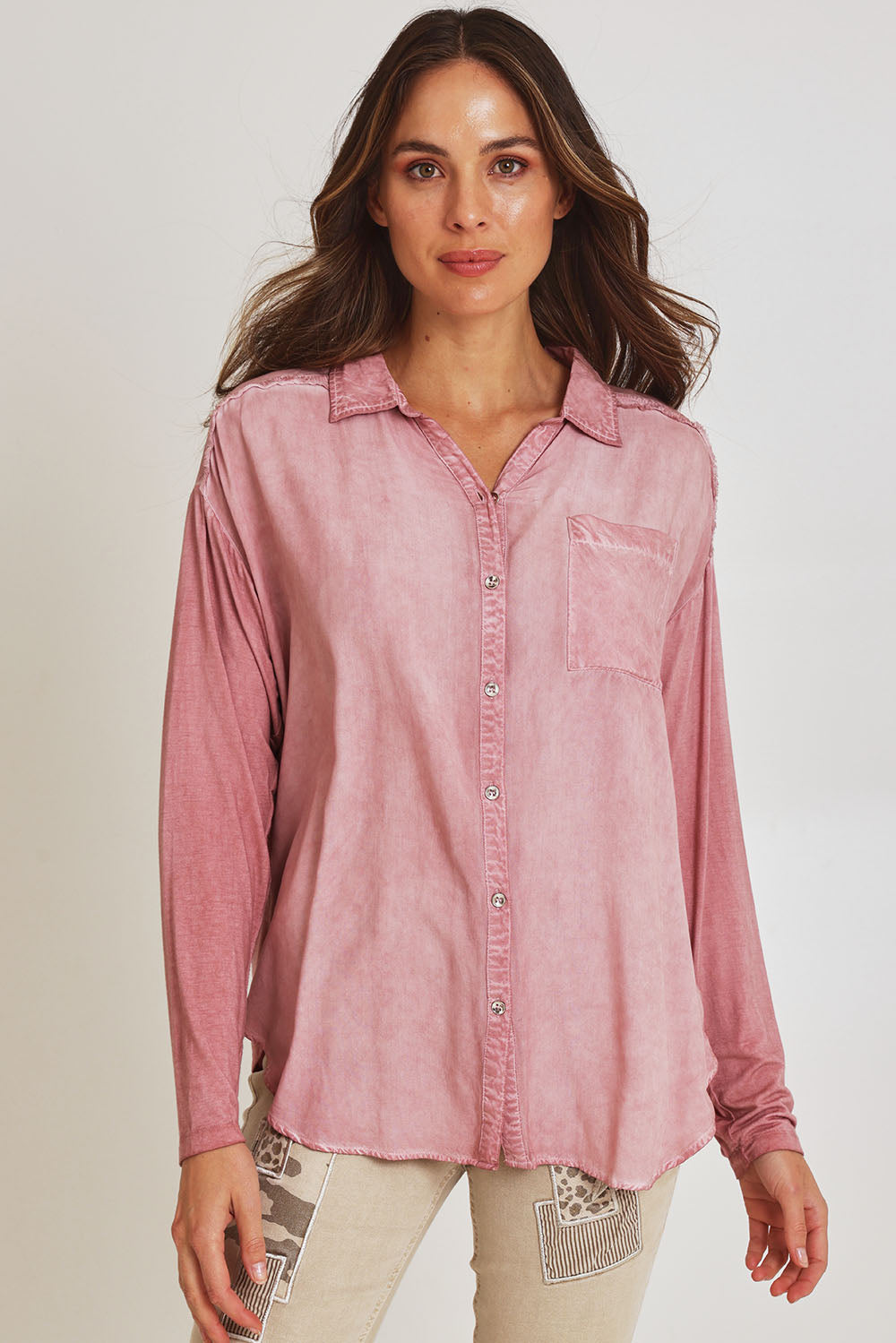 Model Madeline wearing size S of the Paige Garment Washed Shirt in colour Washpink (Pink), from the front, cropped image