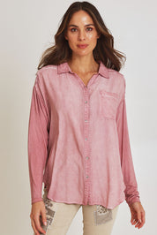 Model Madeline wearing size S of the Paige Garment Washed Shirt in colour Washpink (Pink), from the front, cropped image