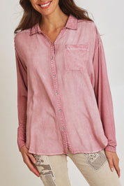 Model Madeline wearing size S of the Paige Garment Washed Shirt in colour Washpink (Pink), from the front, cropped image