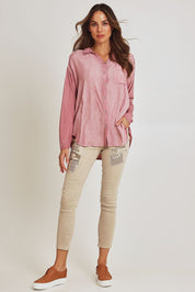 Model Madeline wearing size S of the Paige Garment Washed Shirt in colour Washpink (Pink), from the front, showing the whole outfit