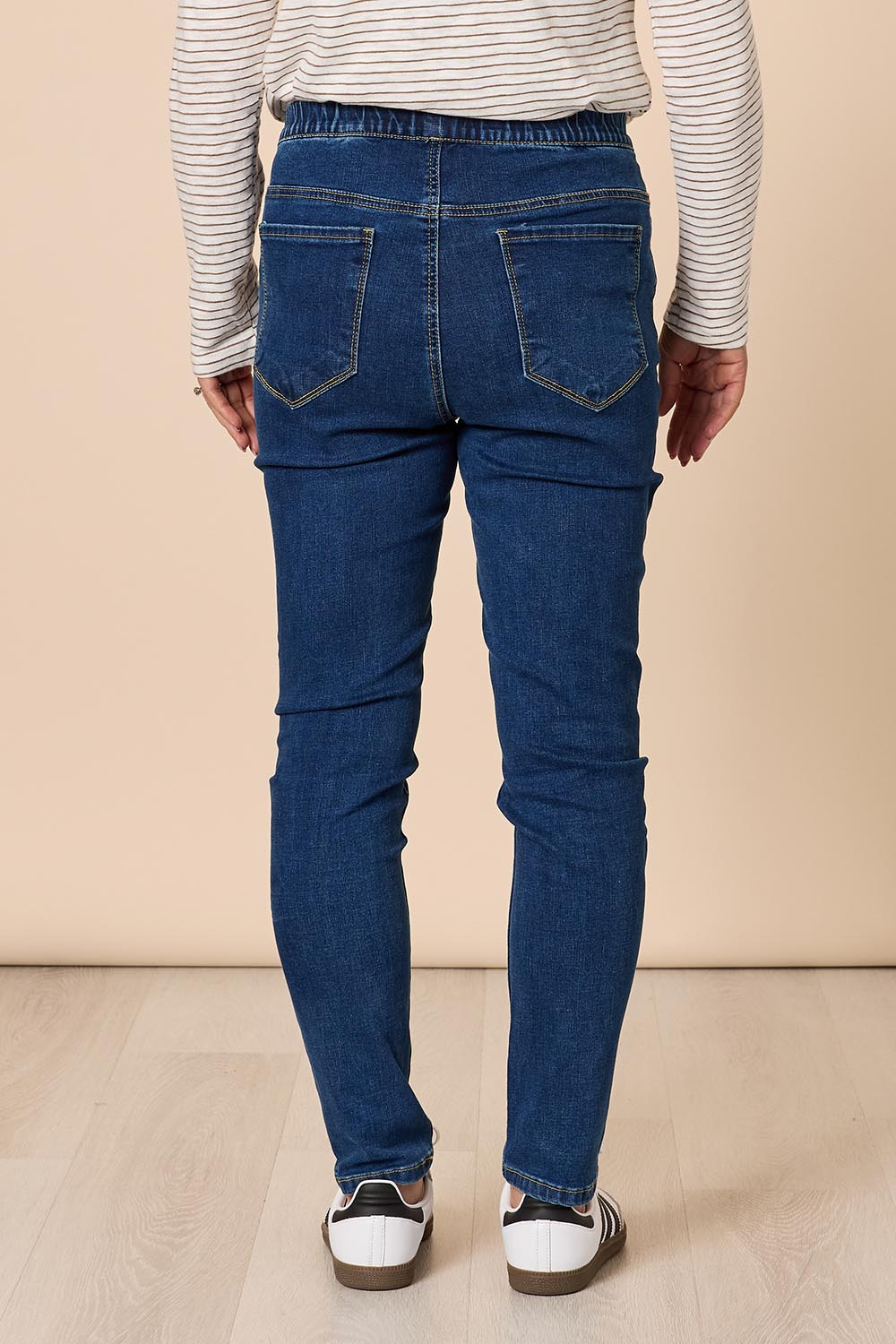 A model wearing the Chicago Jean in colour Darkdenim (Blue), from the back