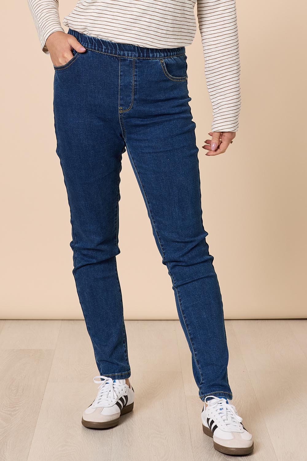 A model wearing the Chicago Jean in colour Darkdenim (Blue), from the front, cropped image