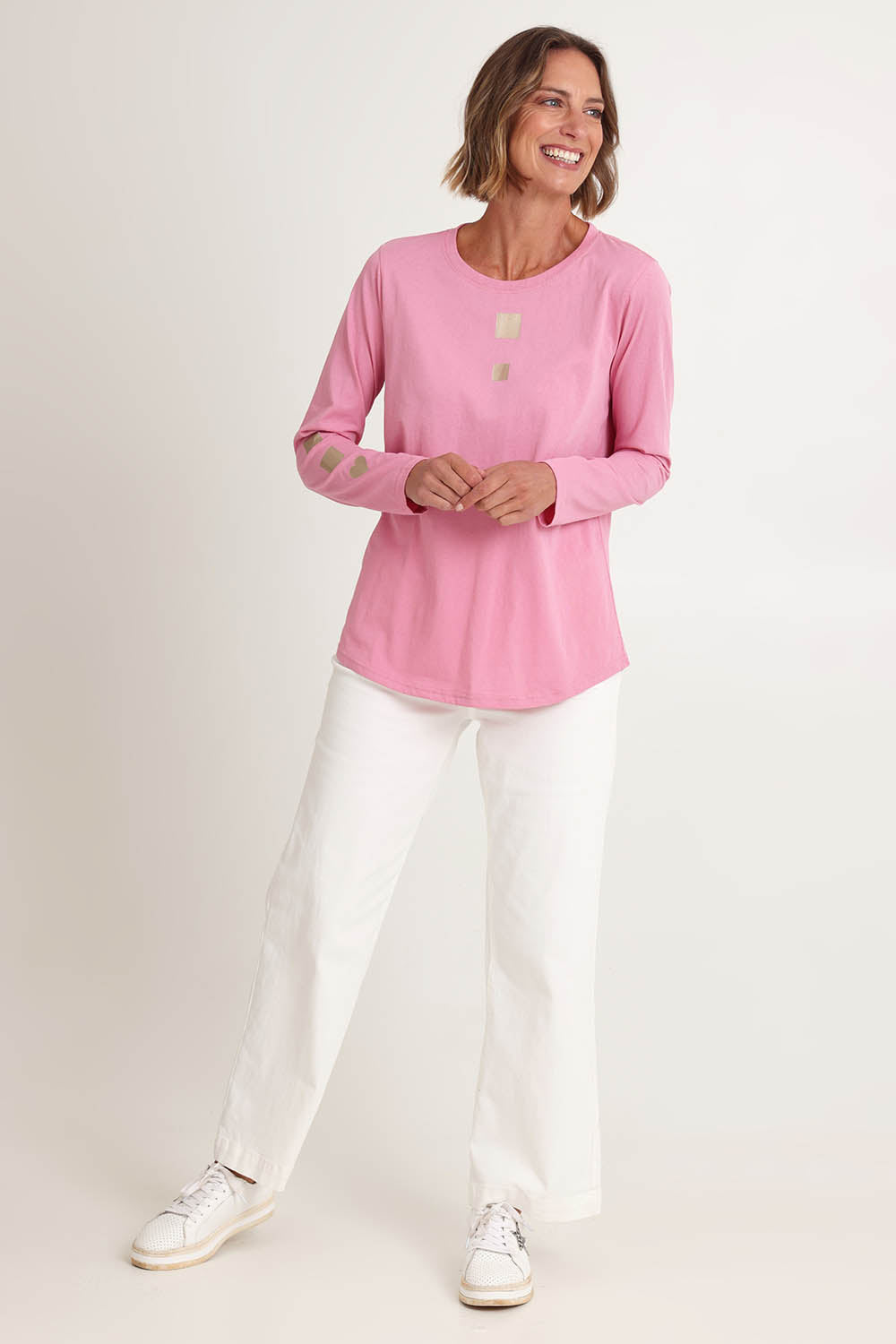 Model Riina wearing size S of the Heart Square Tee in colour Pink (Pink), from the front, showing the whole outfit