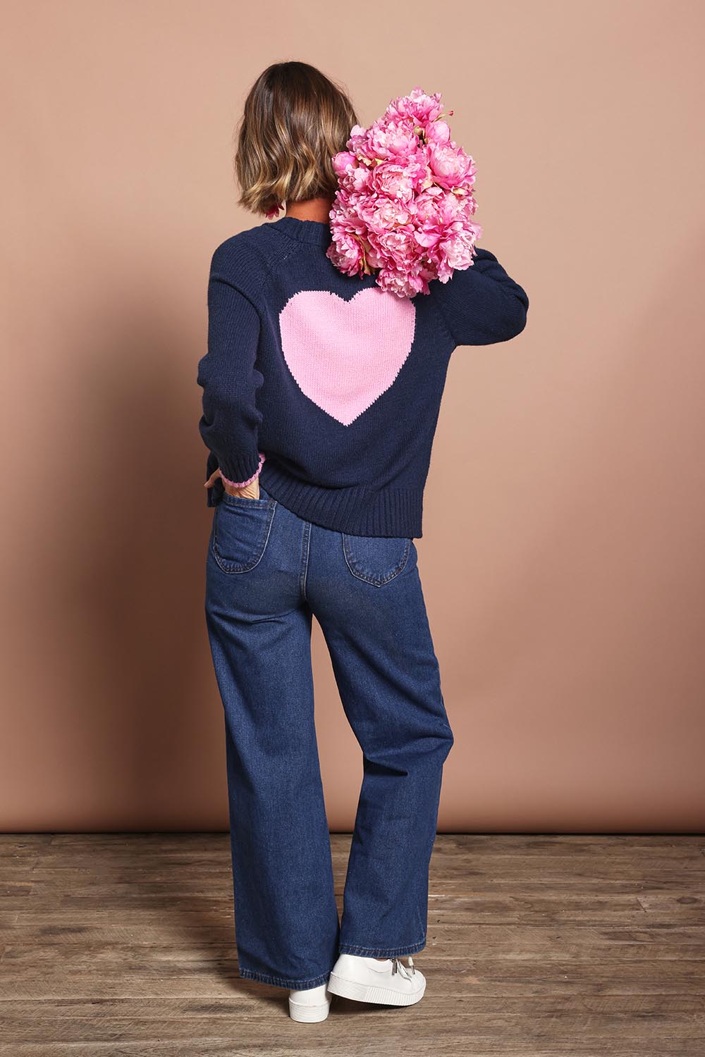 Model Riina wearing size S of the Back To Love Cardi in colour Navy (Blue), from the front, showing the whole outfit