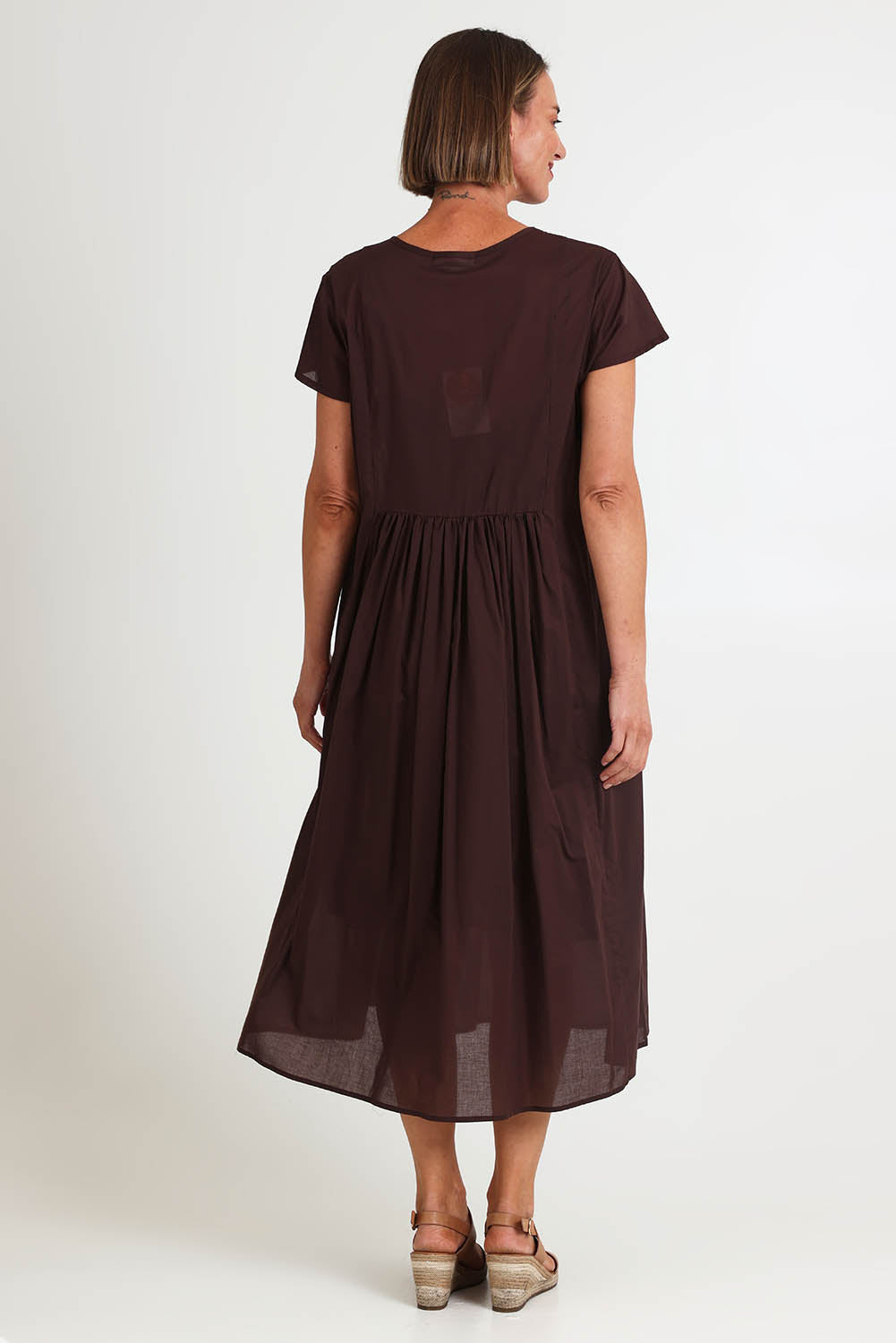Model Riinar wearing size 10 of the Acacia Cotton Dress – Coffee in colour Coffee, from the front