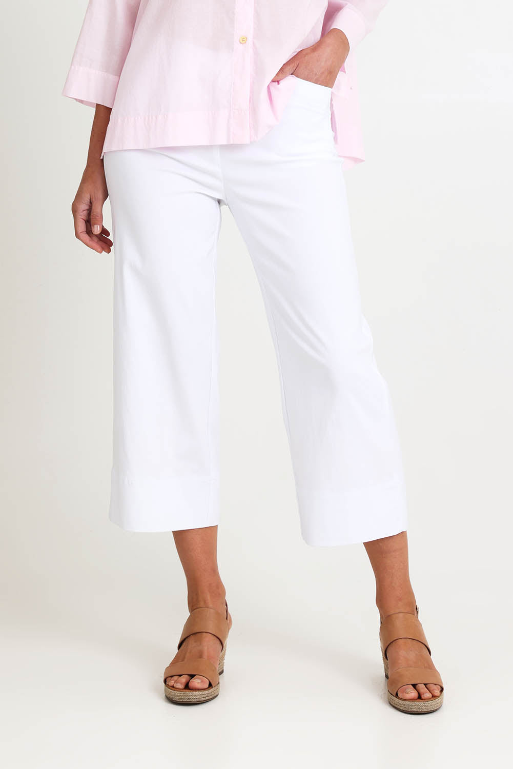 Model Riinar wearing size 10 of the Zara Wide Leg Pant - White in colour White, in a cropped view