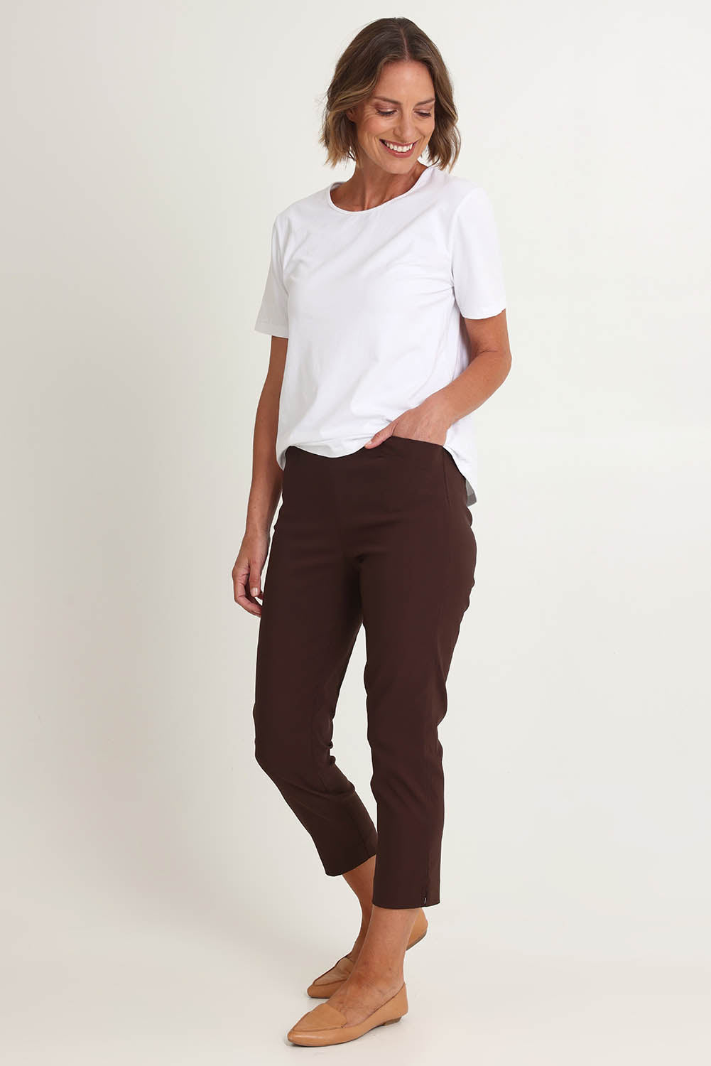 Model Riina wearing size S of the Zara Pant in colour Coffee, from the front, showing the whole outfit