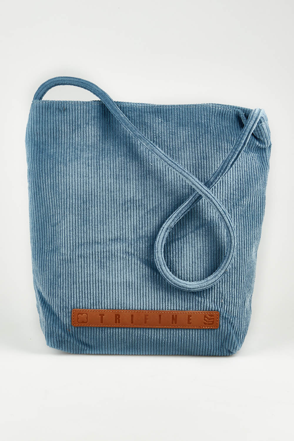 A model wearing the Corduroy Tote Bag in colour Blue (Blue), from the front, showing the whole outfit
